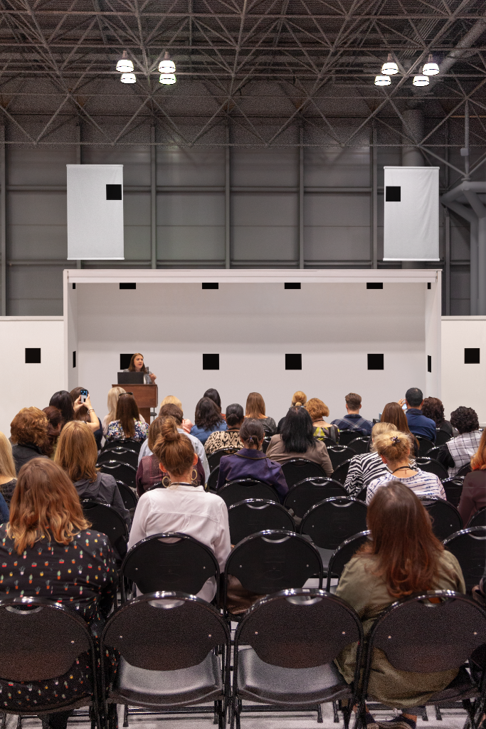 Wall 1380 — Presentation booth mockup surface