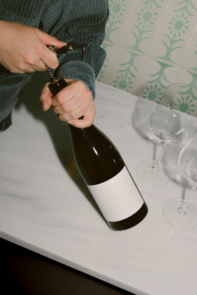 LB25 W21 Le Wine Bottle Mockup