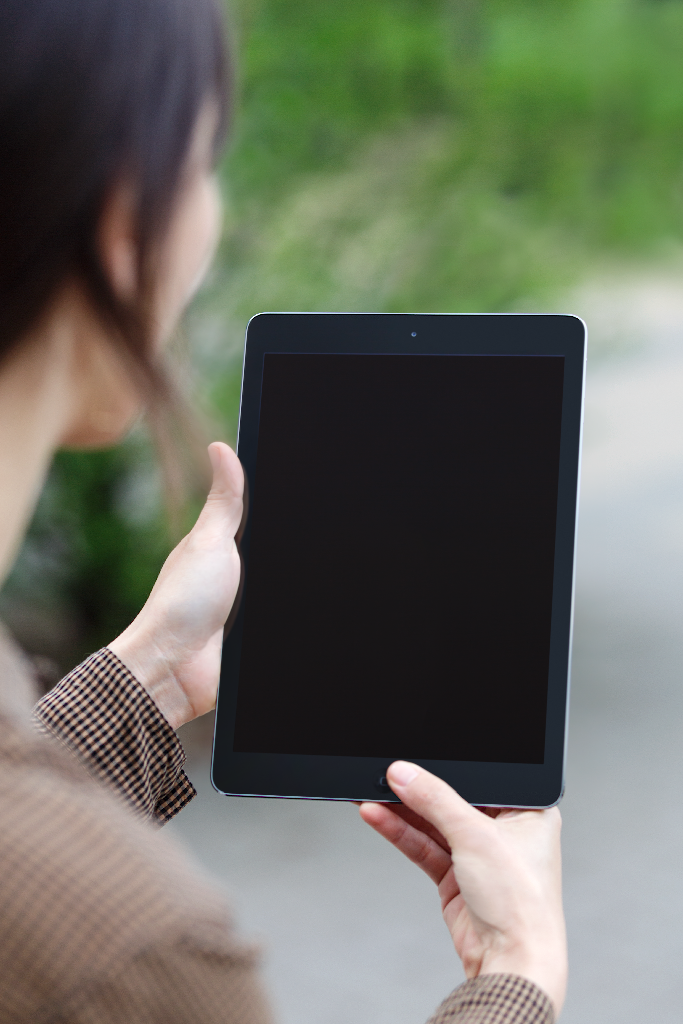 Display 0773 — Tablet, held mockup surface