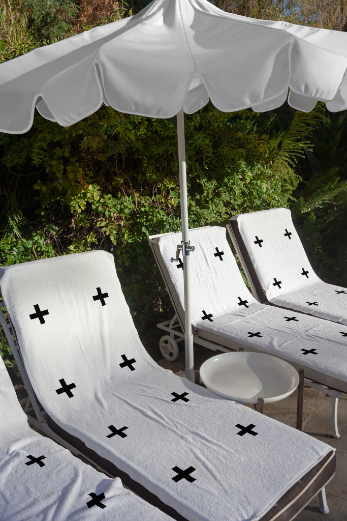 Textile 1495 — Towels, on lounge chairs mockup surface